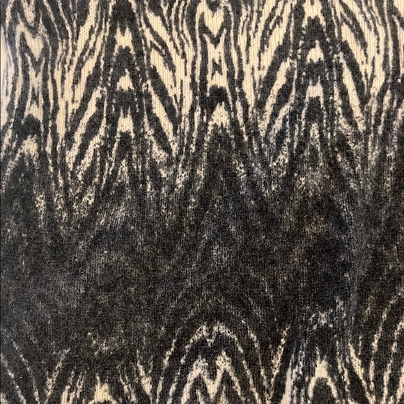 💯% CASHMERE Saks Fifth Avenue v-neck sweater Size M - Picture 6 of 6